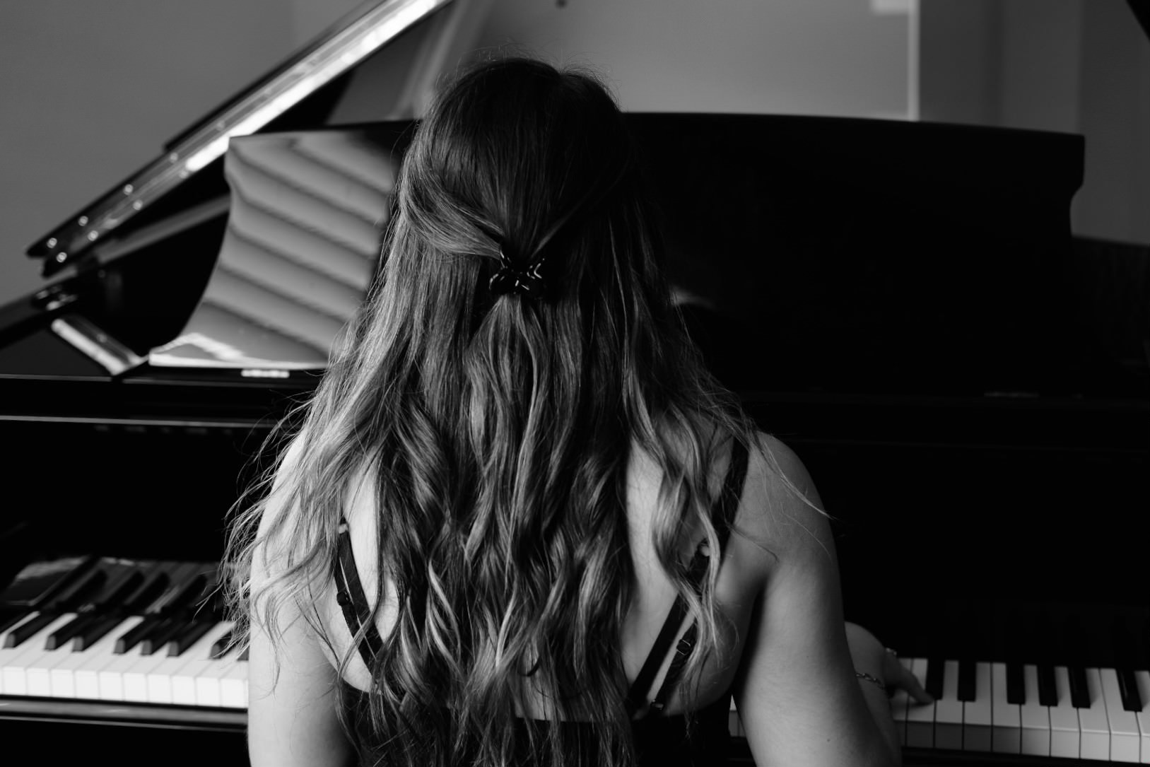 girl playing piano
